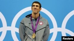 Perenang AS, Michael Phelps akan berupaya menambah perolehan medalinya dalam pertandingan renang putra estafet 4 kali 100 meter, Sabtu (4/8).