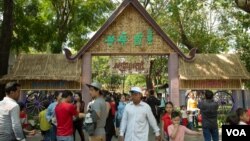 FILE: Cambodians walk outside Sangkran Wat Phnom gate during Khmer New Year celebration at Wat Phnom on second day of Khmer New Year in Phnom Penh, Cambodia, April 15, 2019.(Tum Malis/VOA Khmer) 