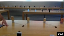 iPhones are on display at an Apple store in Prince William Country, Virginia. (Photo: Diaa Bekheet)