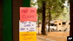 优胜美地国家公园向离开公园的宿营者张贴的关园通知。（2018年7月25日）