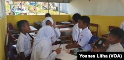 Aktifitas siswa-siswi di salah satu ruang kelas SD Transisi Balaroa, Palu Barat, Kota Palu, Sulawesi Tengah, 19 Juli 2019. (Foto: VOA/Yoanes Litha)