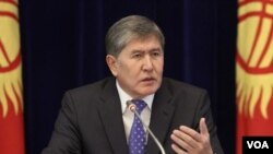 Presiden Kyrgyzstan Almazbek Atambayev dalam jumpa pers di rumah dinasnya di Ala-Archa, dekat Bishkek (29/12).