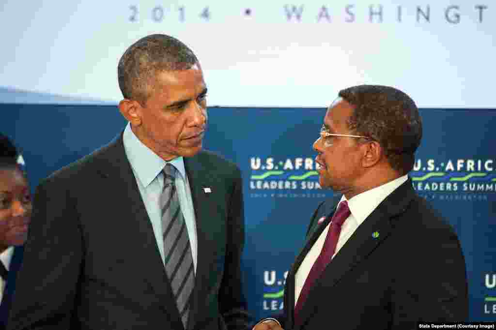 Rais Jakaya Kikwete wa Tanzania akizungumza na Rais Barack Obama Washington