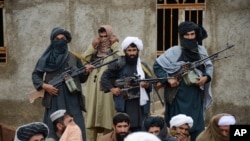 在法拉省阿富汗塔利班战士听从塔利班分离派新选领袖毛拉·穆罕默德·拉苏尔（2015年11月3日，阿富汗）