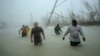 Spasioci se probijaju kroz poplave u Friportu na Bahamima