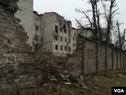Scars of the early days of the war in 2014 remain fresh, Donetsk region, Ukraine, March 6, 2016. (L. Ramirez/VOA)