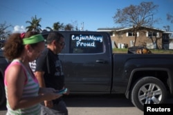 Para relawan dari Cajun Navy berjalan setelah Badai Irma di Pulau Chokoloskee, Florida, 12 September 2017.