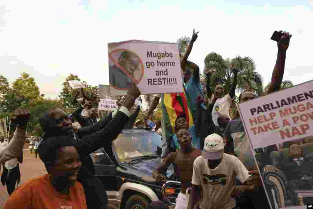 Zimbabweans celebrate following the resignation of President Robert Mugabe, in Harare, Zimbabwe, Nov, 21, 2017.