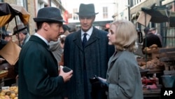 Salah satu adegan film "The Courier" yang menampilkan Benedict Cumberbatch (tengah), Angus Wright (kiri) dan Rachel Brosnahan. (Foto: Liam Daniel/Roadside Attractions via AP)