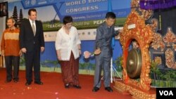 Gubernur Bali Made Mangku Pastika (kanan) memukul gong sebagai tanda dimulainya Kongres Pendidikan Dunia, diamati oleh Dubes RI untuk Argentina Nurmala Kartini Sjahrir (kedua dari kanan). (VOA/Muliarta)