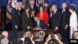 Presiden Barack Obama saat menandatanganin pencabutan kebijakan 'Don't Ask, Don't Tell' di Washington, Rabu, 22 Desember 2010.