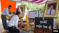 Cambodians pay respect to late political analyst Kem Ley on Saturday, August 13, 2016 in his hometown in Takeo province' Tram Kak district. (Leng Len/VOA Khmer)