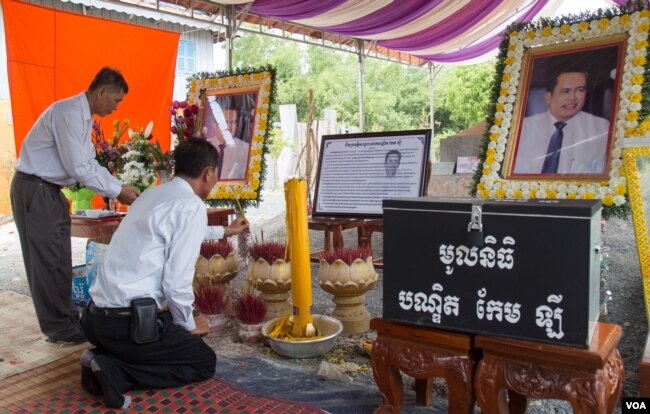រូបឯកសារ៖ ប្រជាពលរដ្ឋ​អុជធូប​គោរព​វិញ្ញាណក្ខន្ធ​លោក​បណ្ឌិត​ កែម ឡី​ អ្នកវិភាគ​កិច្ច​អភិវឌ្ឍន៍​សង្គមនៅស្រុក​ត្រាំកក់ ខេត្ត​តាកែវ នៅ​ថ្ងៃ​សៅរ៍ ទី​១៣ ខែសីហា ឆ្នាំ​២០១៦​។​ (ឡេង ឡែន/VOA)