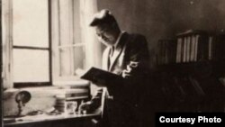 1956年，黄万里在清华新林院5号甲书房备课 （黄万里研究基金图片）