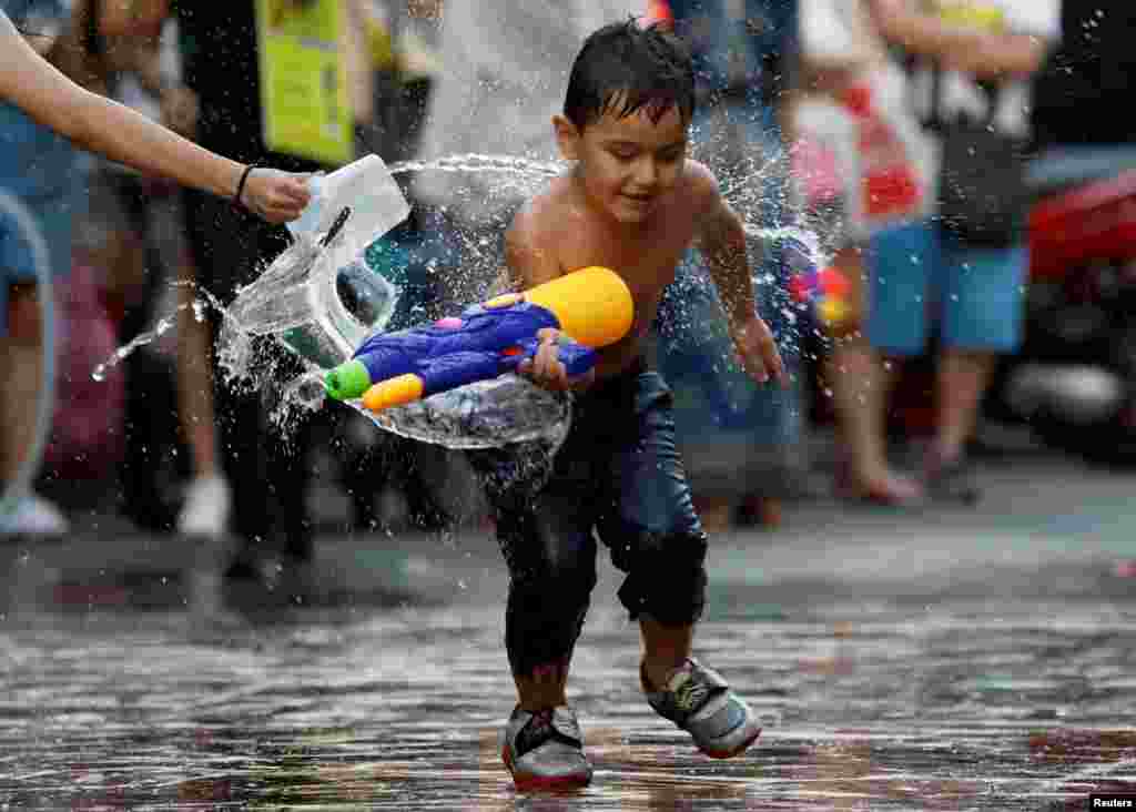 태국 방콕에서 발수절을 맞아 송크란 물축제가 열린 가운데 어린아이가 물장난을 치고 있다.&nbsp;