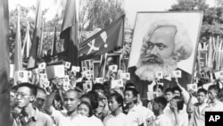 年轻人们在红卫兵游行中高举毛泽东的红宝书(1966年9月14日)