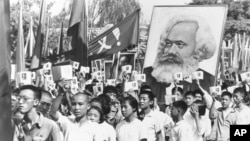 Jóvenes chinos marchas llevando un retrato de Karl Marx, en septiembre de 1966 durante el lanzamiento de la Revolución Cultural promovida por el líder Mao Zedong.