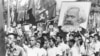文革初期，中国青年挥舞毛主席语录，抬着马克思像游行（1966年9月14日）