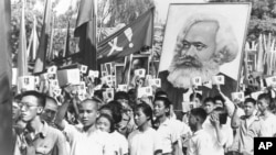 文革初期，中国青年挥舞毛主席语录，抬着马克思像游行（1966年9月14日）