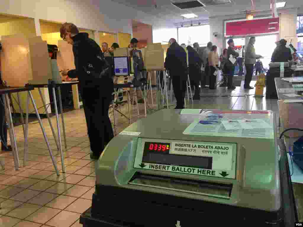مردم در یک حوزه رای گیری در شیکاگو. یک بنگاه فروش خودروی نیسان به محل رای گیری تبدیل شده است.