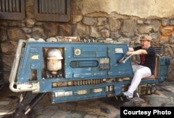 Komikus Ario Anindito saat mengunjungi atraksi Star Wars di Walt Disney World, Florida, AS (dok Ario Anindito)