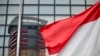 Gedung Komisi Pemberantasan Korupsi (KPK) terlihat dalam pantulan jendela melewati bendera merah putih di Jakarta pada 12 September 2017. (Foto: AFP)