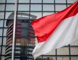 Gedung Komisi Pemberantasan Korupsi (KPK) terlihat pada refleksi jendela melewati bendera nasional Indonesia di Jakarta pada 12 September 2017. (Foto: AFP)