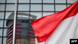 Bayangan gedung KPK terpantul di kaca gedung di Jakarta, 12 September 2017. (Foto: Bay Ismoyo/AFP Photo)