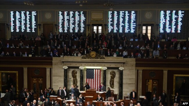 Hạ viện do phe Dân chủ kiểm soát thông qua hai điều khoản luận tội Tổng thống Trump tối 18/12/2019.