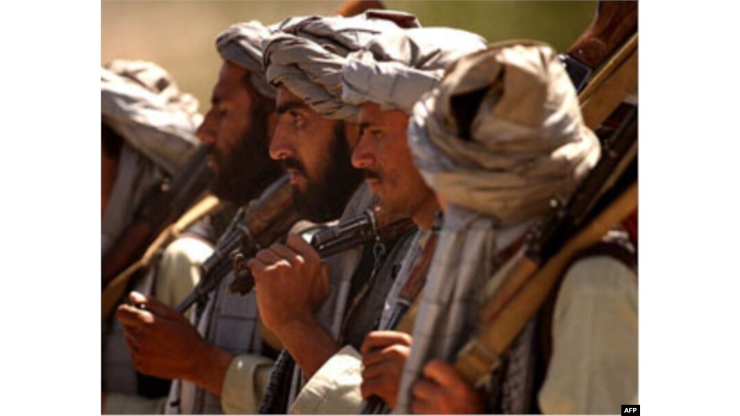 U 1980 yillar boshida Pokistonning Peshovar shahriga safar qilib, qo’shni Afg’onistonda sovetlar bilan olishib, yaralangan odamlarni davoladi