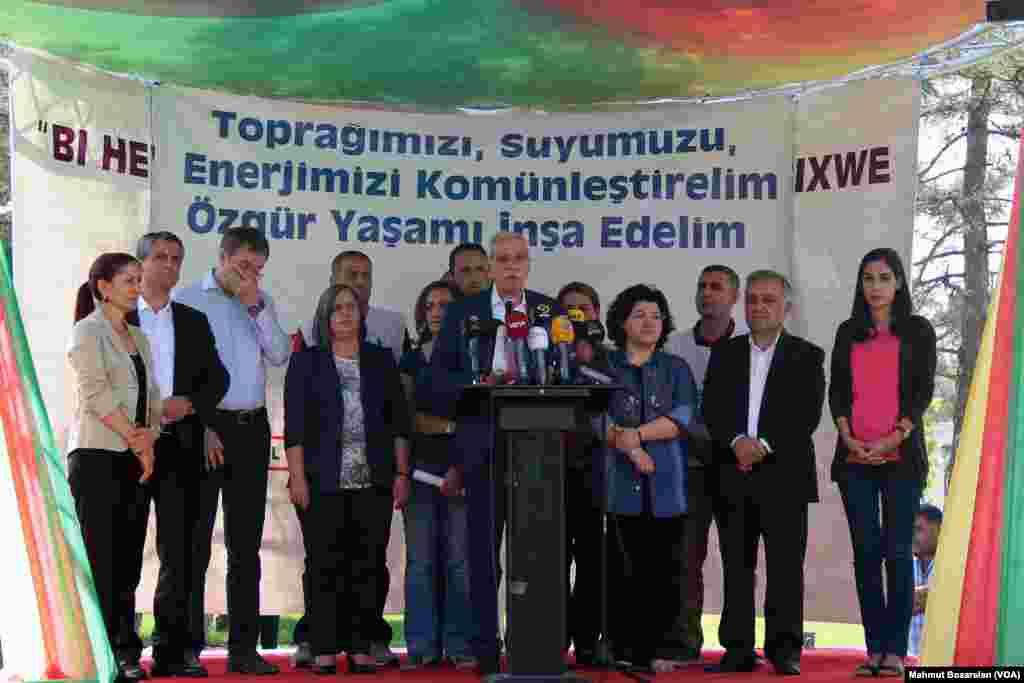 Diyarbakır&rsquo;da toplanarak özyönetim modelini tartışan Kürt siyasetçiler ve DBPli belediye başkanları ortak bir deklarasyon yayınlayarak, hükümetin özyönetime saygı göstermesini istedi. Özyönetimin devleti reddetmediği vurgulanan açıklamada özyönetim ilan edilen yerlere baskı yapılmaması istendi