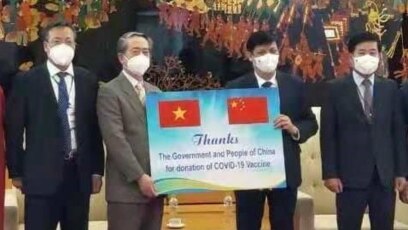 Bộ trưởng Y tế Nguyễn Thanh Long (thứ 2 từ phải) tiếp nhận 500.000 liều vaccine Sinopharm do Trung Quốc tặng từ Đại sứ Trung Quốc tại Hà Nội Hùng Ba (thứ 2 từ phải) hôm 20/6.