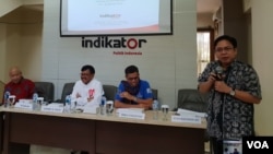 (ki-ka) Moderator, Wakil TKN Jokowi-Maruf Johhny G Plate, Wakil BPN Prabowo-Sandi Hinca Panjaitan, dan Direktur Eksekutif "Indikator Politik Indonesia" Burhanuddin, dalam Konferensi Pers di Jakarta, Rabu (3/4) (Foto: VOA/Ghita).