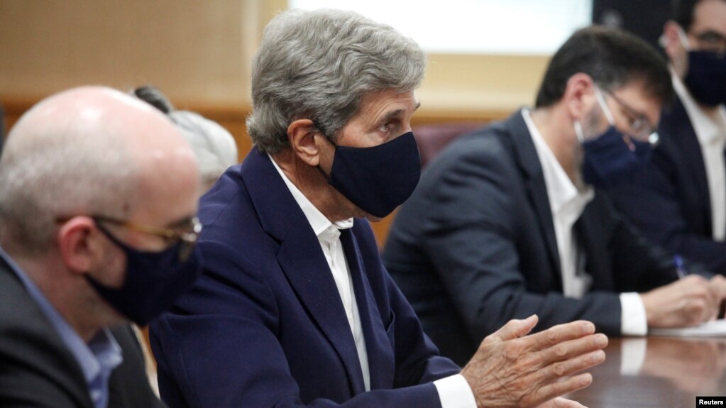美国总统气候变化事务特使约翰·克里(John Kerry)在东京与日本环境事务官员举行会谈（路透社 2021年8月31日）(photo:VOA)