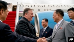 Američki državni sekretar Majk Pompeo sa zvaničnicima Ministarstva spoljnih poslova Severne Koreje prilikom dočeka u Pjongjangu, prošlog meseca (Foto: AP/Andrew Harnik, Pool)