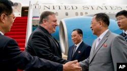 지난 2018년 7월 평양 순안공항에 도착한 마이크 폼페오 미국 국무장관이 마중나온 리용호 북한 외무상과 악수하고 있다.