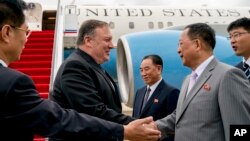 지난 7월 평양 순안공항에 도착한 마이크 폼페오 미국 국무장관이 마중나온 리용호 북한 외무상과 악수하고 있다.