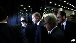 Le président turc Recep Tayyip Erdogan repart après avoir assisté au Jenazah de Mohammed Ali, un service musulman traditionnel islamique, dans Freedom Hall, 9 juin, 2016, à Louisville, KY. (AP Photo / David Goldman)