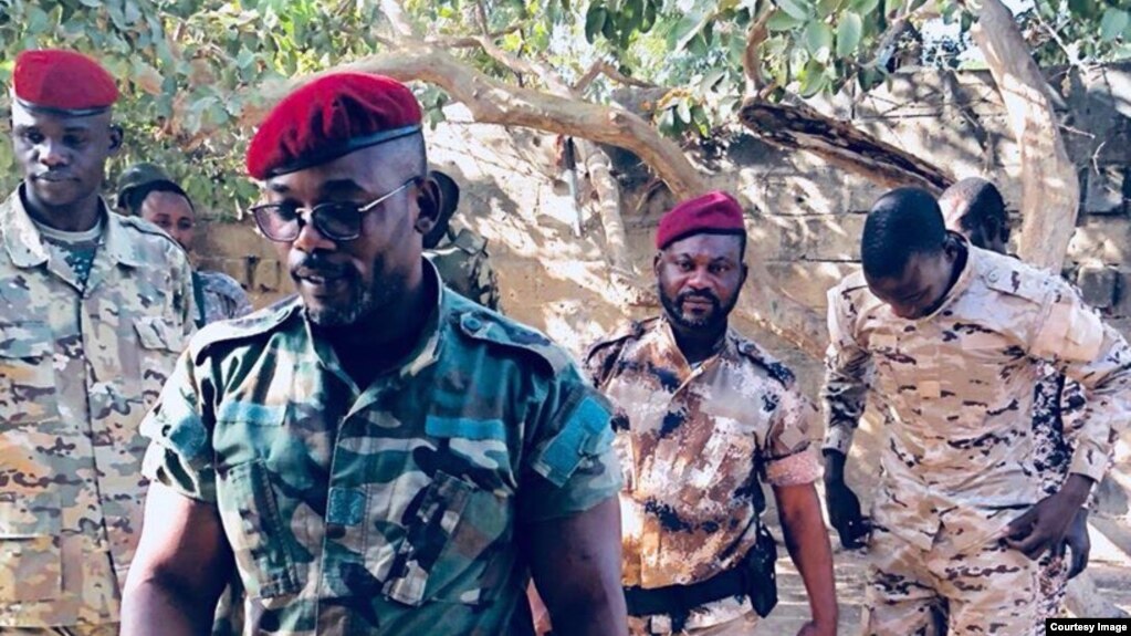 Le lieutenant général John Tshibangu, à l’avant-plan, entouré d’hommes armés en tenue militaires, à côté des véhicules 4x4, scandant des slogans pour un groupe appelé Forces nouvelles du Congo, dans des vidéos postée sur les réseaux, 18 janvier 2018. (Fac