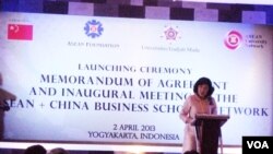 Prof. Nantana Gajaseni (Executive Director, ASEAN University Network) memberikan sambutan saat peresmian jaringan program pasca sarjana bisnis dan ekonomi universitas ASEAN-China di Yogyakarta (2/4). Foto: M. Sahana