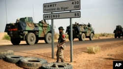 Xe bọc thép của binh sĩ Pháp chạy về hướng thành phố Gao gần biên giới Niger, ngày 6/2/2013.