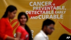 Ðám đông tham dự một cuộc tập họp để quảng bá nhận thức về bệnh ung thư ở Hyderabad, Ấn Độ, ngày 3/2/2013.
