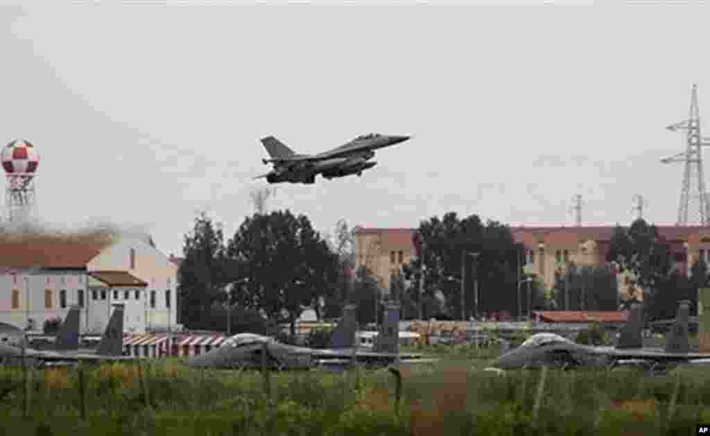 Caça dinamarquês F-16 descola da base da NATO em Sigonella, na ilha italiana de Sicília, para uma surtida na Líbia.