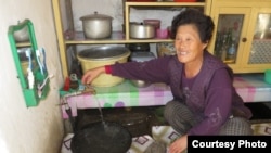 북한 주민이 아일랜드 NGO '컨선월드와이드'가 설치한 수도 시설로 깨끗한 물을 사용하고 있다. 출처: 컨선월드와이드 웹사이트.
