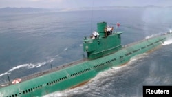 지난 2014년 6월 북한 김정은 국무위원장이 동해 잠수함 부대인 제167군부대에서 잠수함에 직접 탑승해 훈련을 지도했다고, 조선중앙통신이 전했다. (자료사진)