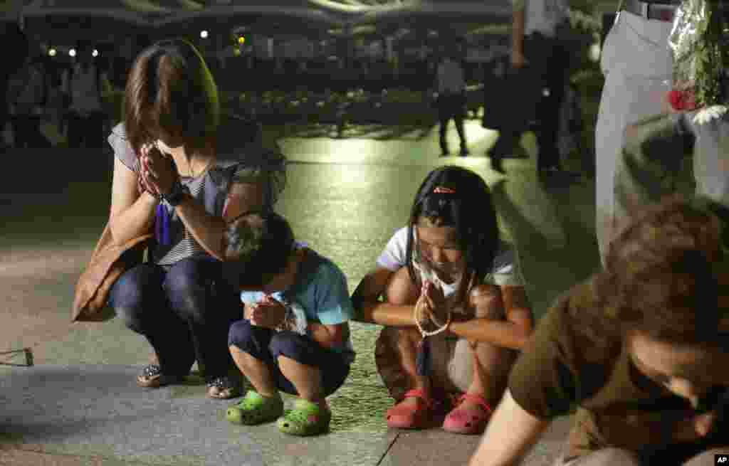 People pray for the atomic bomb victims at the Hiroshima Peace Memorial Park, August 6, 2013.