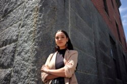 Samantha Maltais, dari New Bedford, seorang mahasiswa Hukum Harvard yang masuk, Selasa, 25 Mei 2021, di New Bedford. (Foto: AP/Steven Senne)