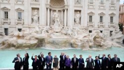 Лидеры стран «Большой двадцатки» у фонтана Треви в Риме