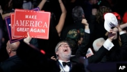 Les militants républicains sautent de joie en regardant les résultats de l’élection presidentielle, le 8 novembre 2016 à New York.
