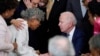 Le président Joe Biden s'entretient avec Opal Lee après avoir signé le Juneteenth National Independence Day Act, dans l'East Room de la Maison Blanche, le jeudi 17 juin 2021, à Washington.